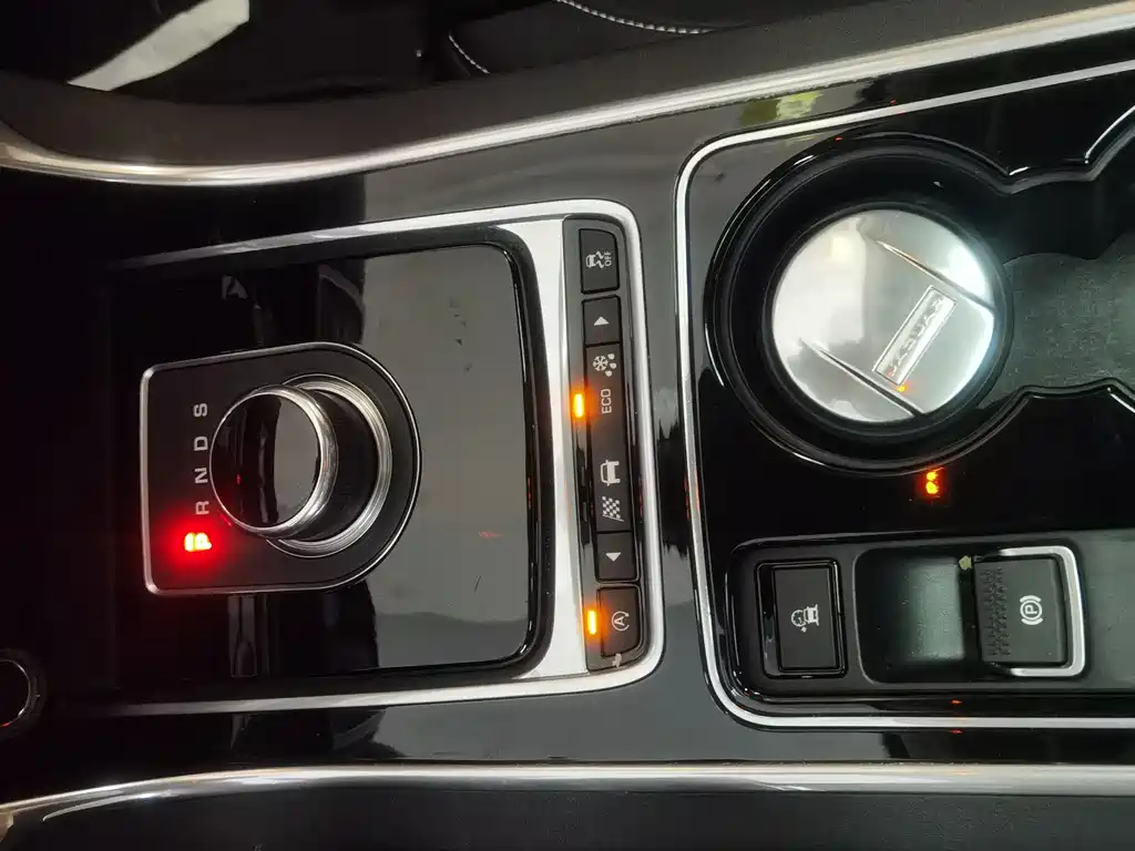 Jaguar XE 2015 2.0T 200PS R-Sport купить на сайте DeffCars