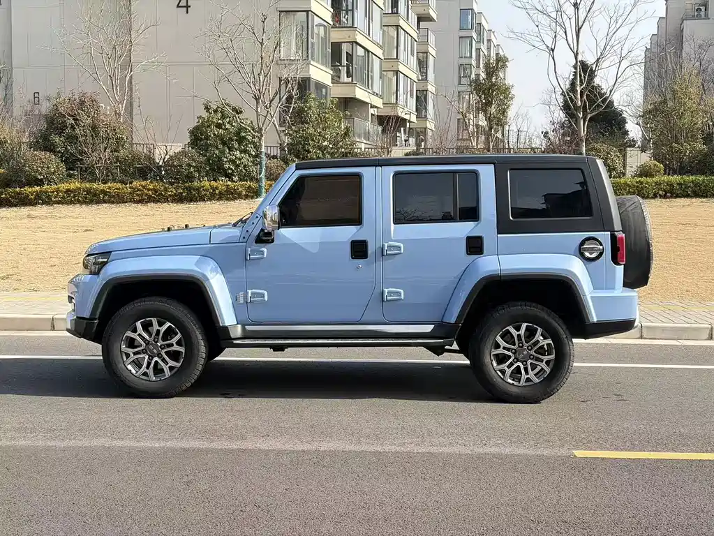 Beijing off-road BJ40 2023 2.0T automatic two-wheel drive city hunter version knight type купить на сайте DeffCars