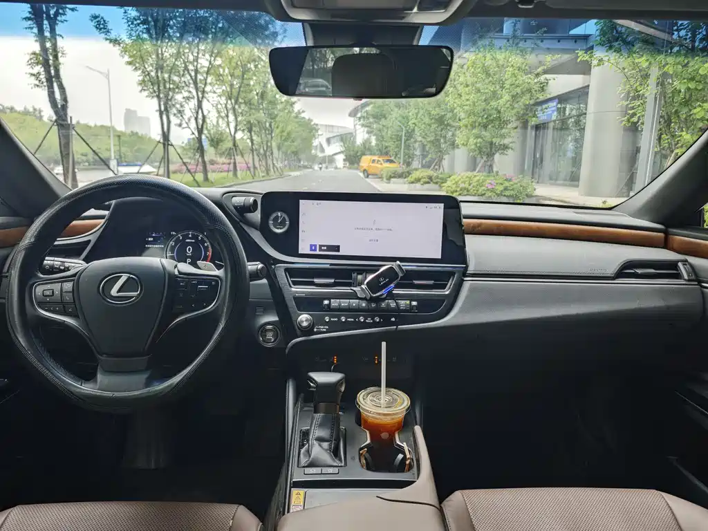 Lexus ES 2024 200 Premium Edition купить на сайте DeffCars