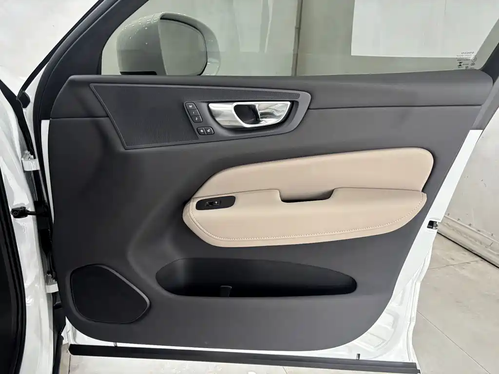 Volvo XC60 2026 B5 four-wheel drive Zhiyuan Sports Edition купить на сайте DeffCars