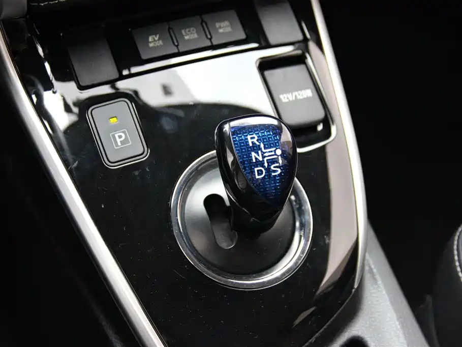 Corolla 2017 facelift dual engine 1.8L E-CVT leading version купить на сайте DeffCars