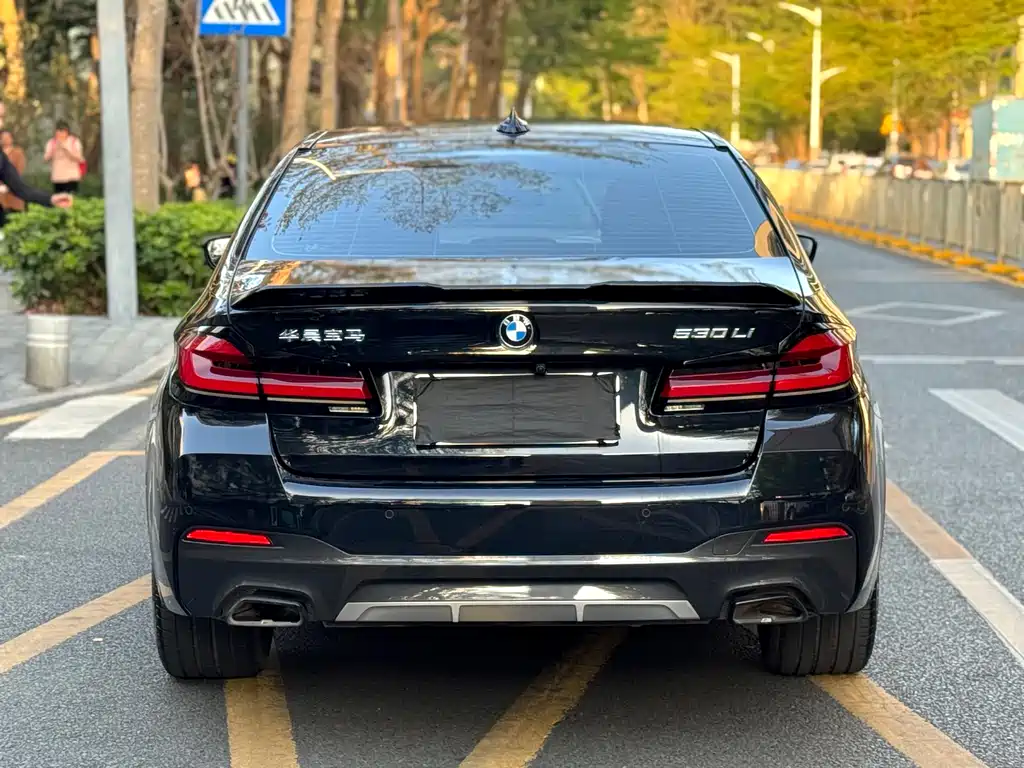BMW 5 Series 2023 530Li Leading M Sports Package купить на сайте DeffCars