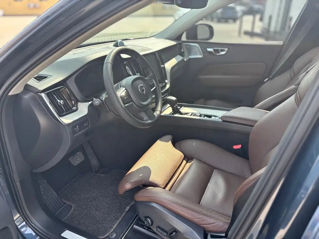 Volvo XC60 2020 T5 four-wheel drive Zhiyuan Deluxe Edition купить на сайте DeffCars