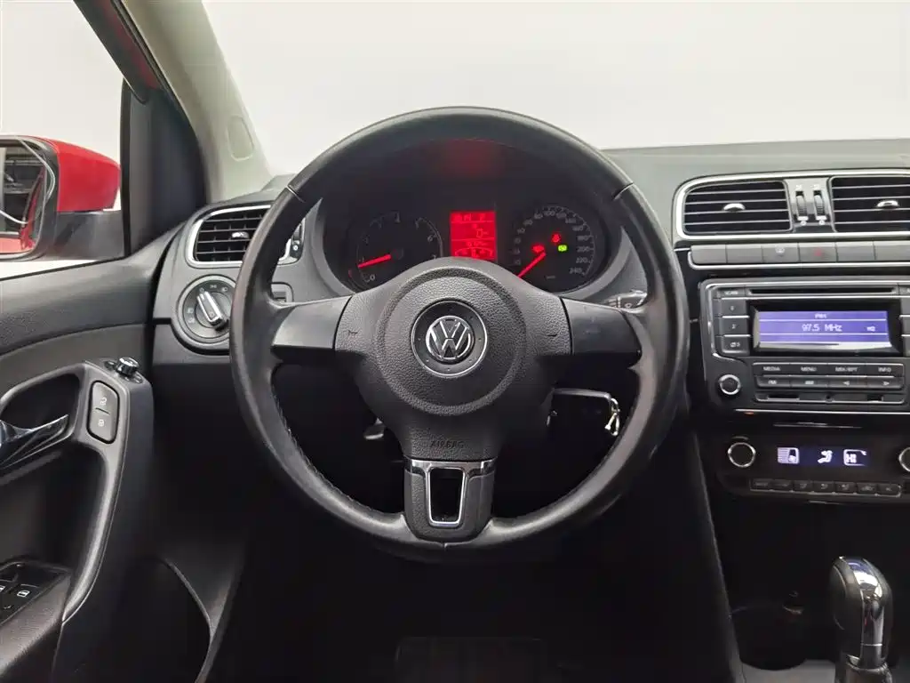 Polo 2013 1.4L automatic luxury version купить на сайте DeffCars