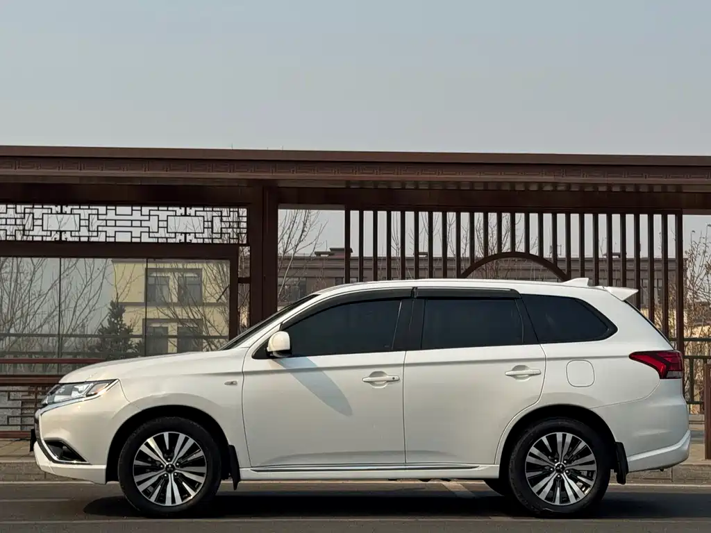 Outlander 2021 facelift 2.0L 2WD smooth version 5 seats купить на сайте DeffCars