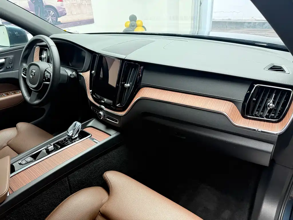 Volvo XC60 2025 B5 four-wheel drive Zhiyuan luxury version купить на сайте DeffCars
