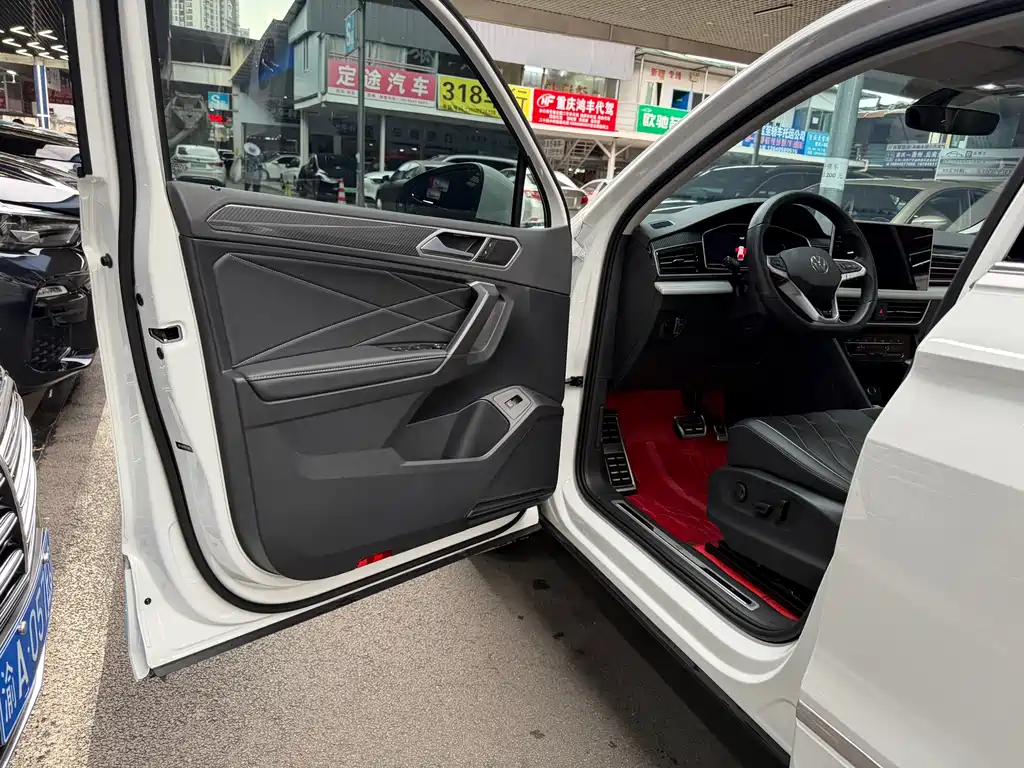 Tiguan L 2024 330TSI automatic two-wheel drive R-Line version купить на сайте DeffCars