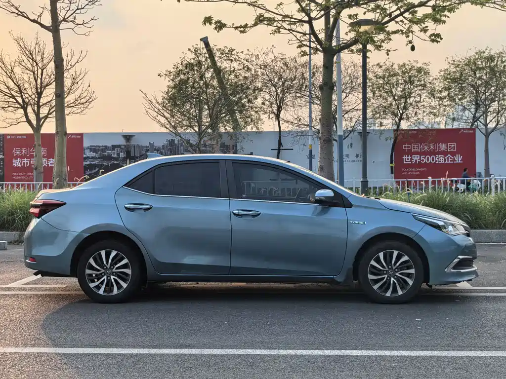 Corolla 2017 facelift dual engine 1.8L E-CVT leading version купить на сайте DeffCars