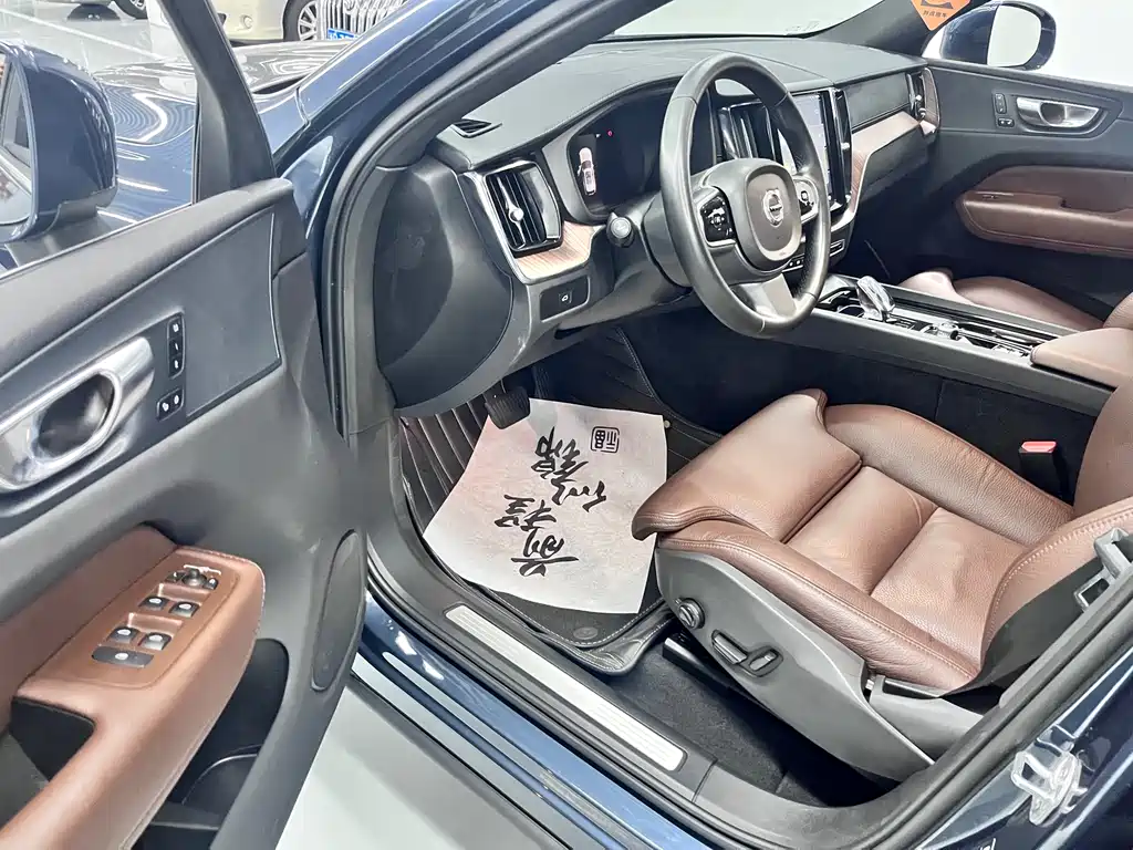 Volvo XC60 2025 B5 four-wheel drive Zhiyuan luxury version купить на сайте DeffCars