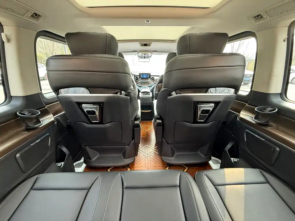 Mercedes-Benz V-Class 2022 V 260 L Long Wheelbase Premium Edition купить на сайте DeffCars