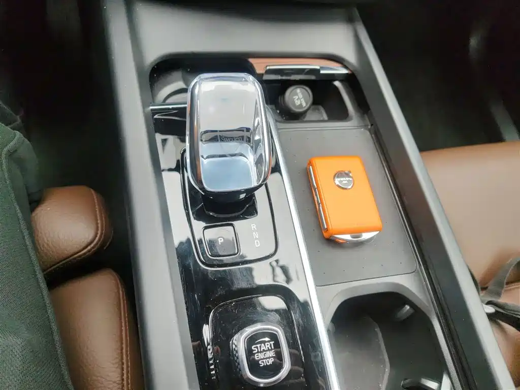 Volvo XC60 2025 B5 four-wheel drive Zhiyuan luxury version купить на сайте DeffCars