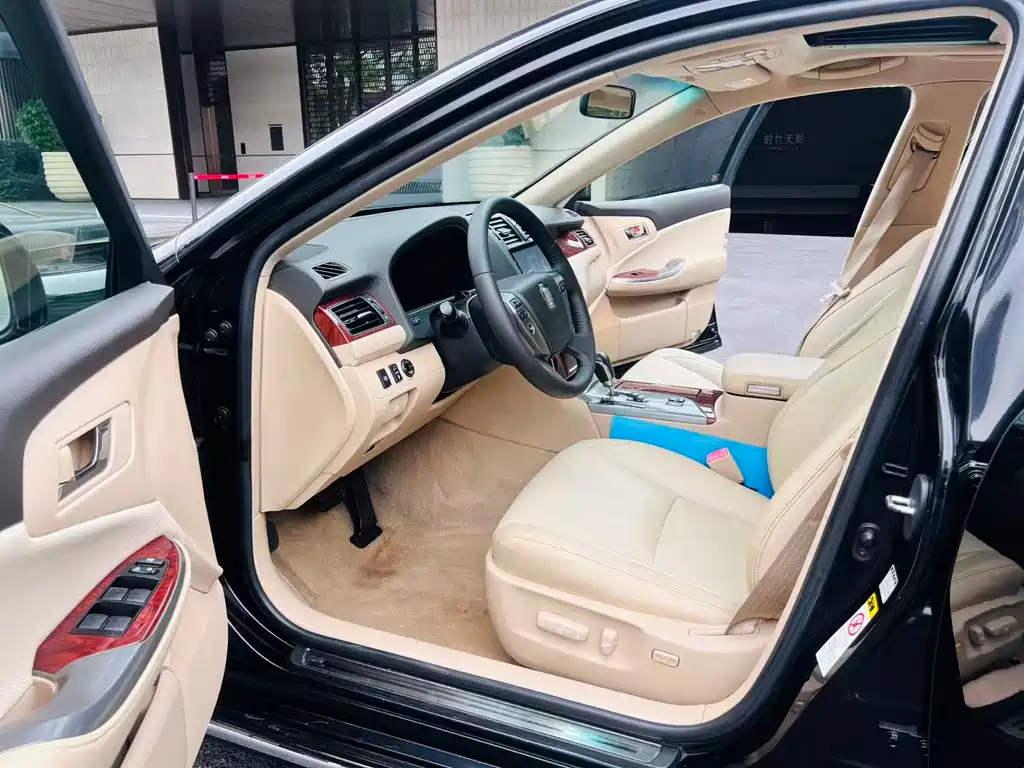 Crown 2012 2.5L Royal Leather Edition купить на сайте DeffCars
