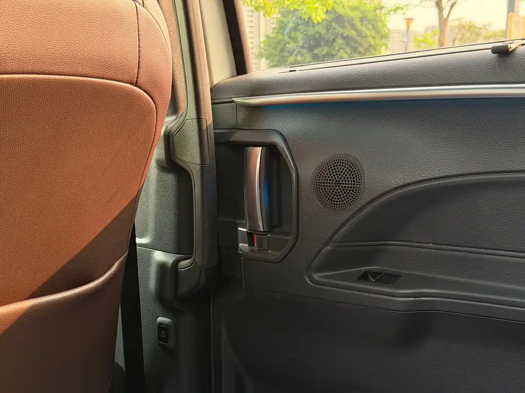 SIENNA 2023 2.5L Hybrid Platinum Edition купить на сайте DeffCars