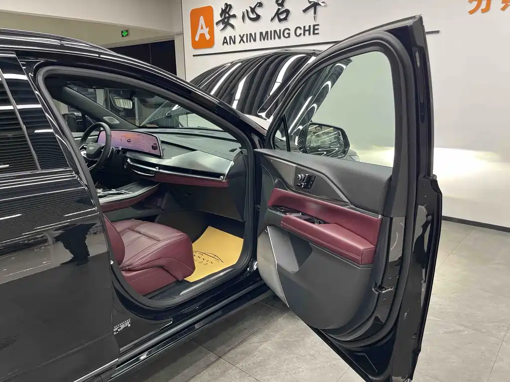 Cadillac XT5 2025 2.0T Platinum model купить на сайте DeffCars