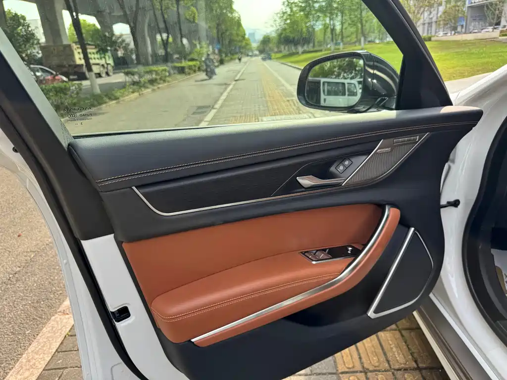 Jaguar XFL 2024 2.0T P300 four-wheel drive flagship sports gold version купить на сайте DeffCars