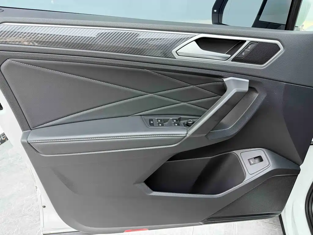 Tiguan L 2023 facelift 330TSI automatic two-wheel drive R-Line version купить на сайте DeffCars