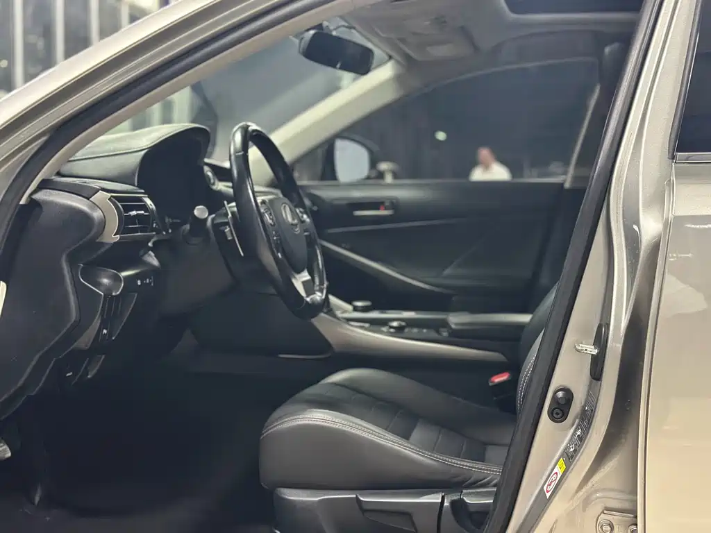 Lexus IS 2017 300 Leading Edition купить на сайте DeffCars