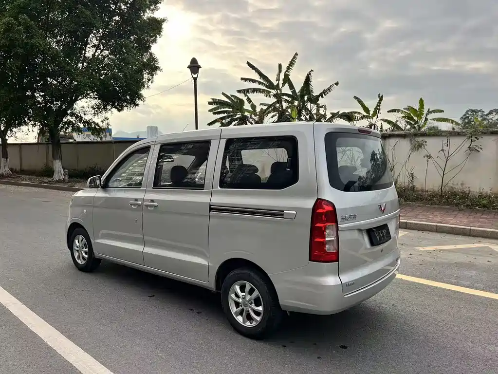 Wuling Hongguang V 2019 1.5L standard L2B купить на сайте DeffCars