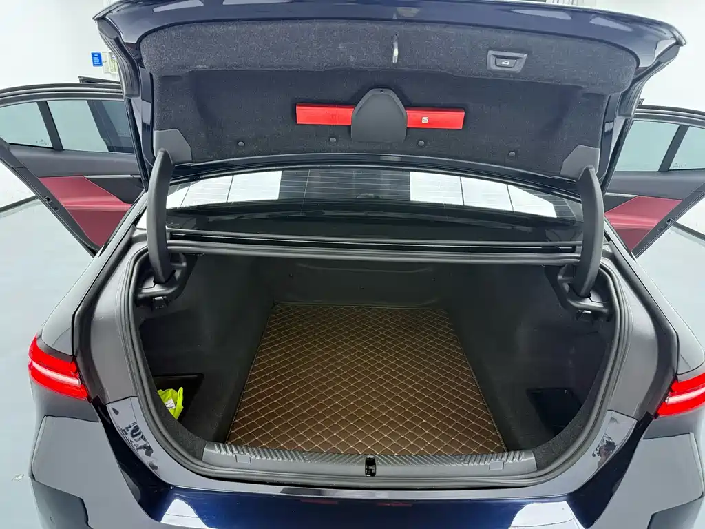BMW 5 Series 2025 525Li Luxury Package купить на сайте DeffCars