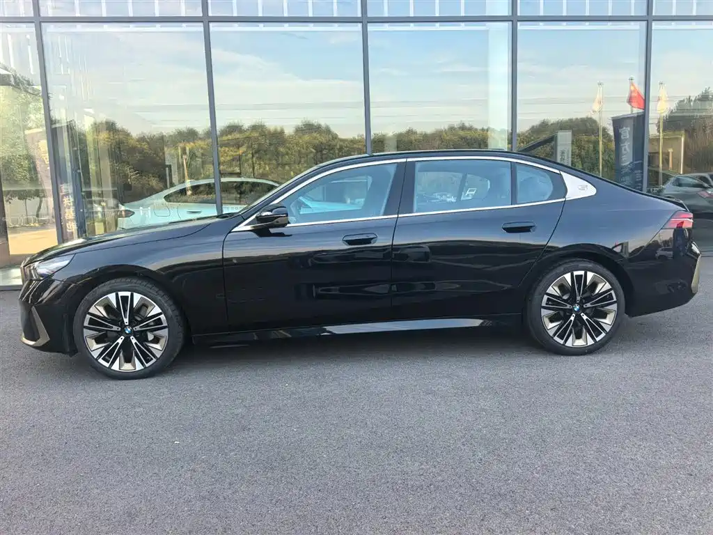 BMW 5 Series 2024 530Li Exclusive Luxury Package купить на сайте DeffCars