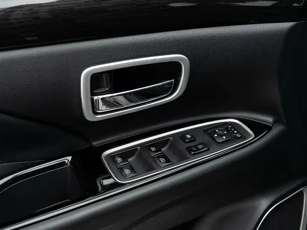 Outlander 2019 2.4L four-wheel drive exclusive version, 7 seats, National VI купить на сайте DeffCars