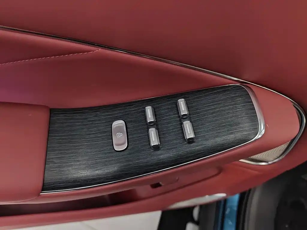 Wenjie M8 2025 extended range Ultra version 53.4kWh 5-seater version 192-line lidar) купить на сайте DeffCars
