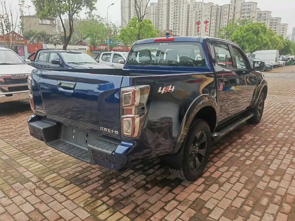 D-MAX 2023 1.9T automatic four-wheel drive V-CROSS joy collar type купить на сайте DeffCars