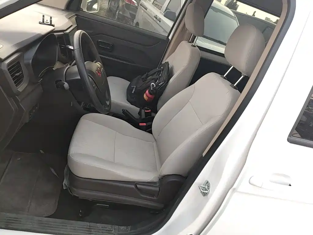 Wuling Hongguang V 2022 1.5L Enjoyable Edition Electric Power Assist LAR купить на сайте DeffCars