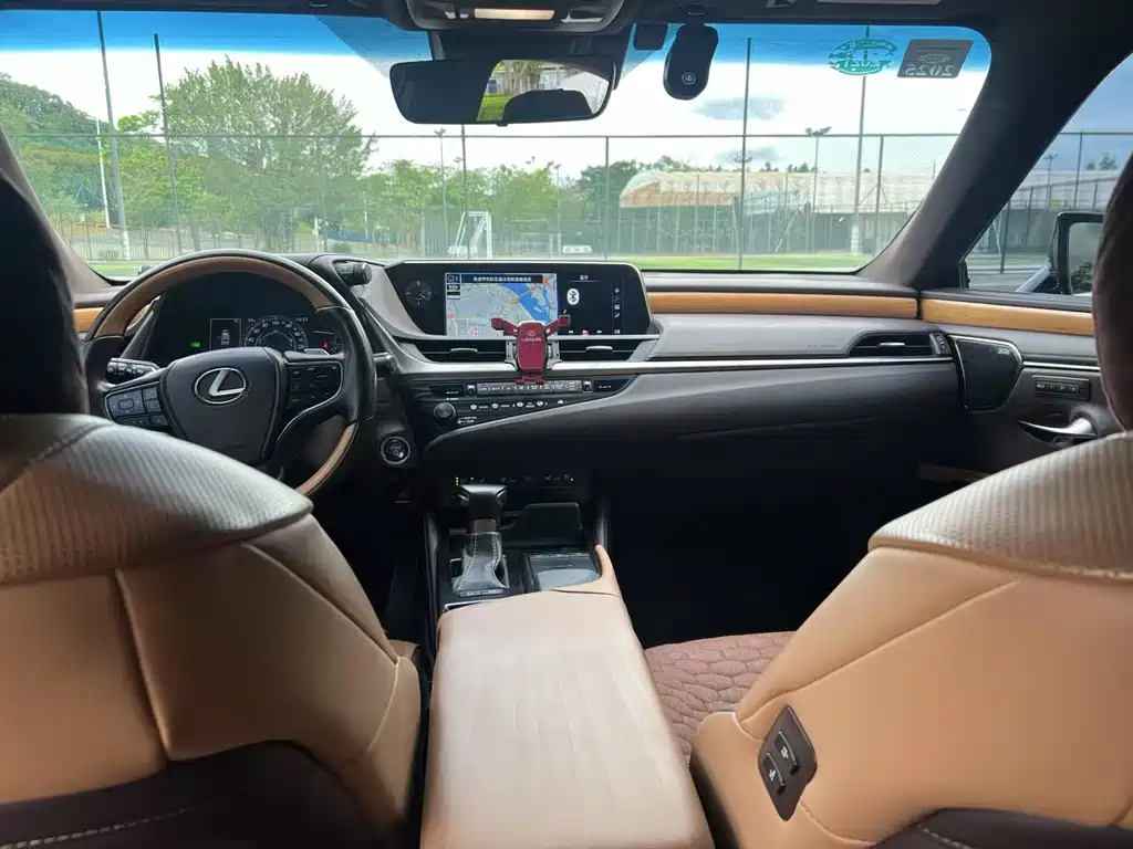 Lexus ES 2020 300h Executive Edition National V купить на сайте DeffCars
