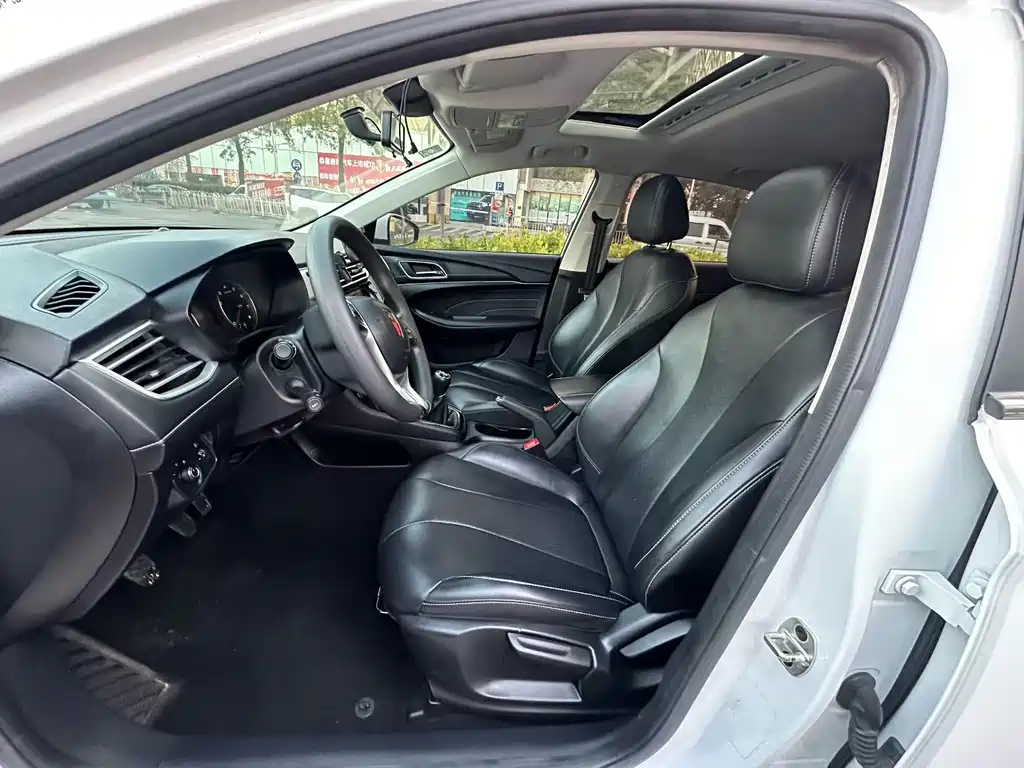 Roewe i5 2020 1.5L Manual 4G Internet Leader Flagship Edition купить на сайте DeffCars