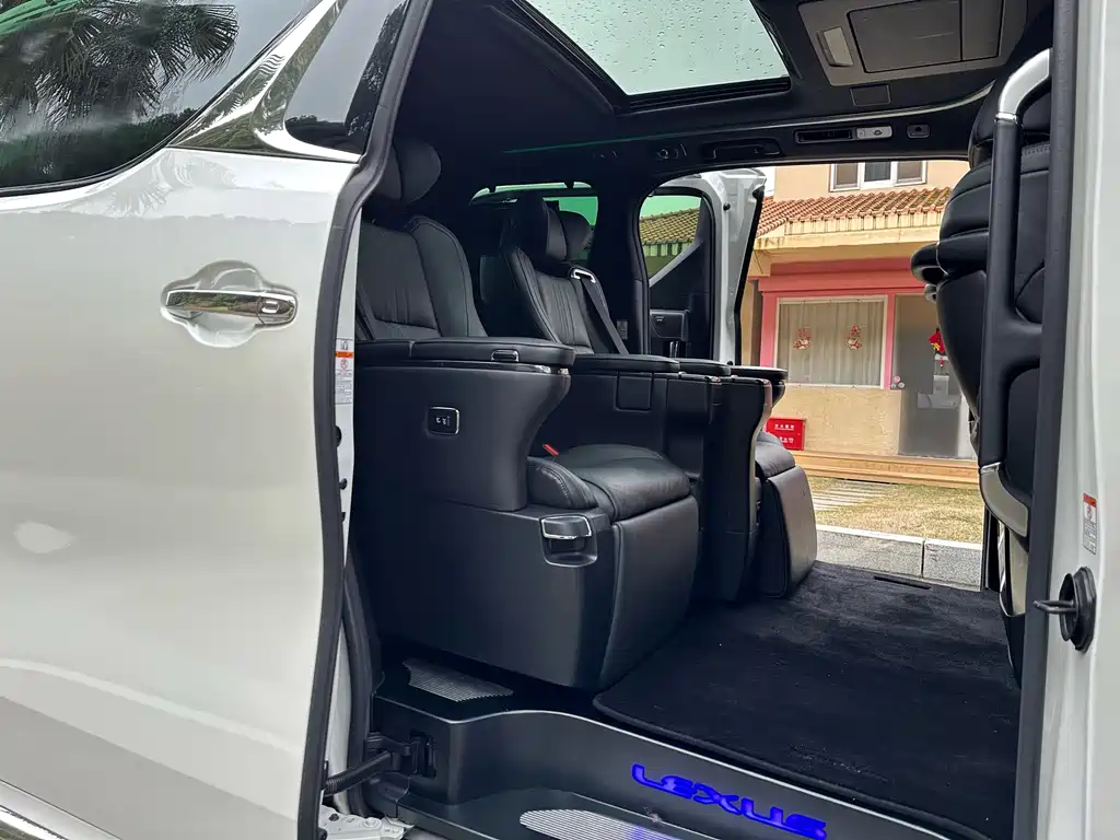 Lexus LM 2020 300h seven-seater elegant version купить на сайте DeffCars