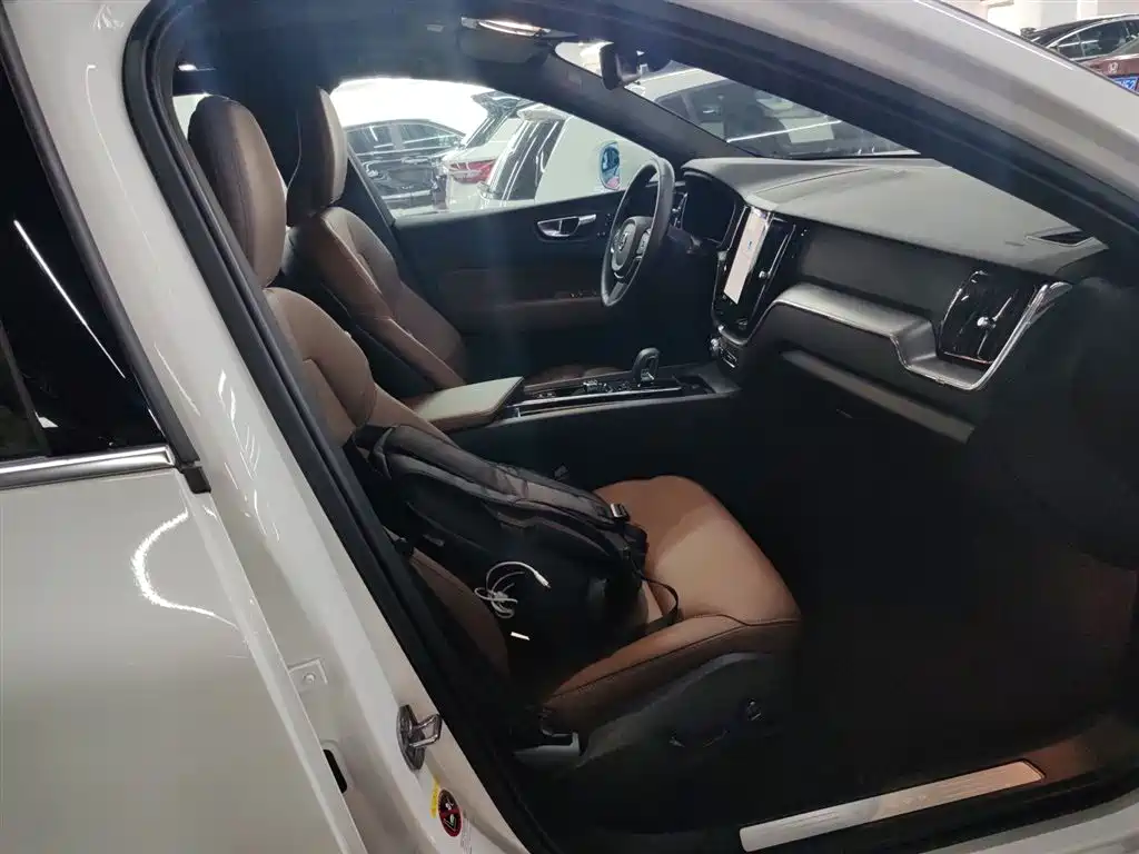 Volvo XC60 2025 B5 four-wheel drive Zhiyi Luxury Edition купить на сайте DeffCars