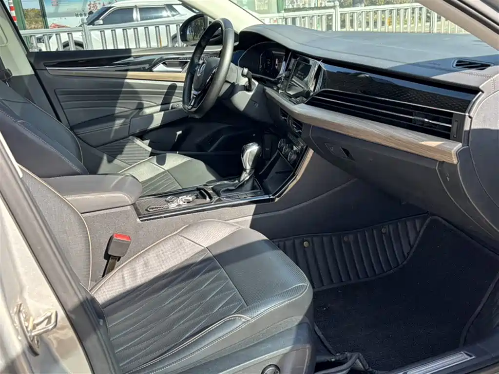 Passat 2019 330TSI Deluxe Edition National VI купить на сайте DeffCars