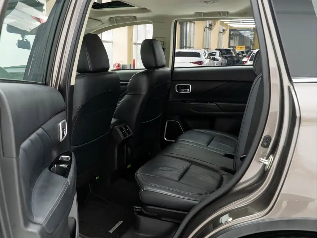Outlander 2019 2.4L four-wheel drive exclusive version, 7 seats, National VI купить на сайте DeffCars