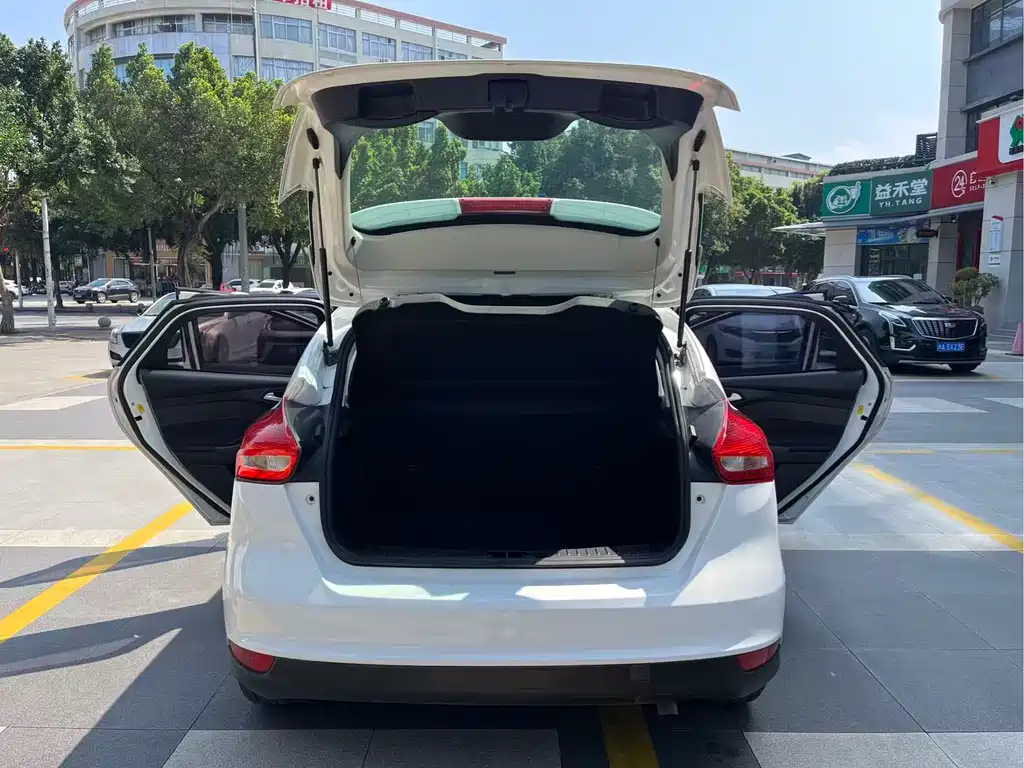 Focus 2018 hatchback classic 1.6L automatic comfort smart mobility version купить на сайте DeffCars