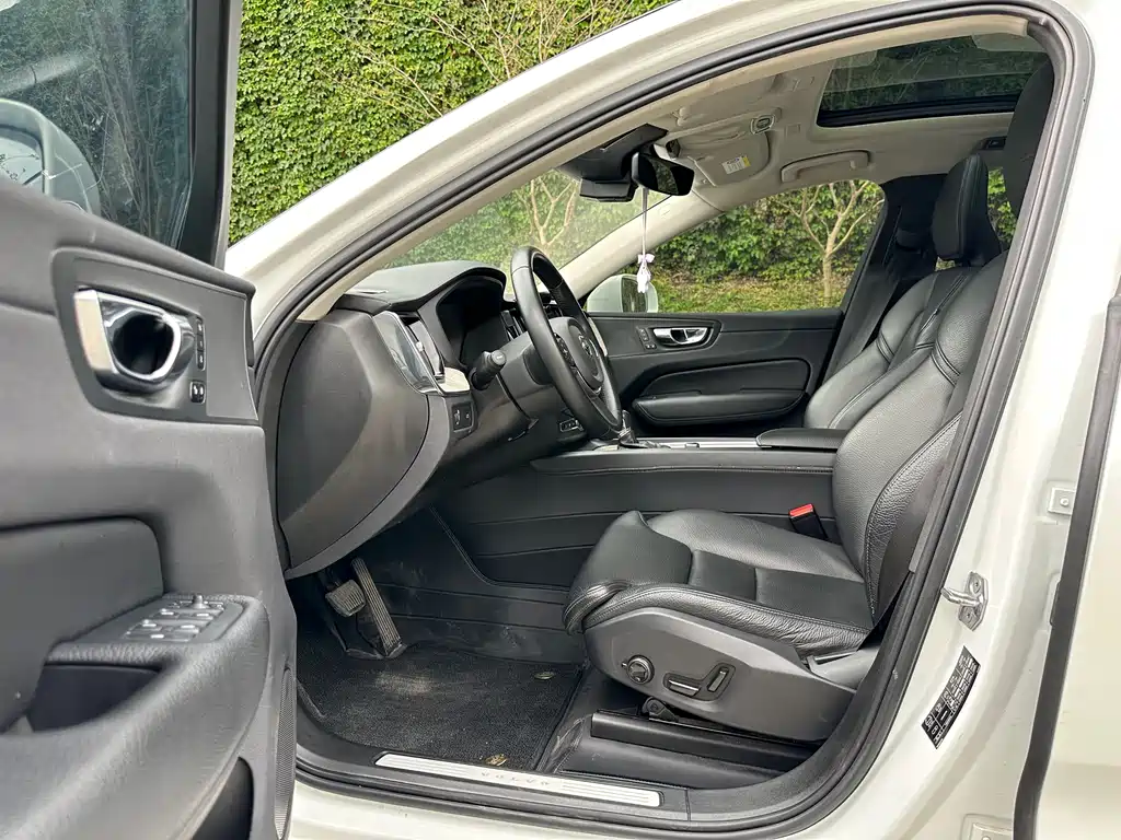 Volvo XC60 2020 T5 four-wheel drive Zhiyuan Deluxe Edition купить на сайте DeffCars
