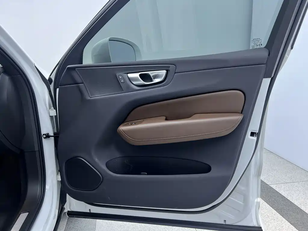 Volvo XC60 2023 B5 four-wheel drive Zhiyi Luxury Edition купить на сайте DeffCars