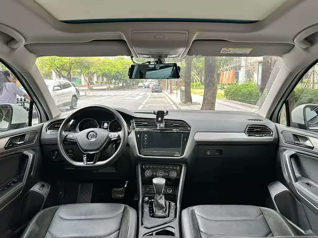 Tiguan L 2020 330TSI automatic two-wheel drive smart luxury version National VI купить на сайте DeffCars