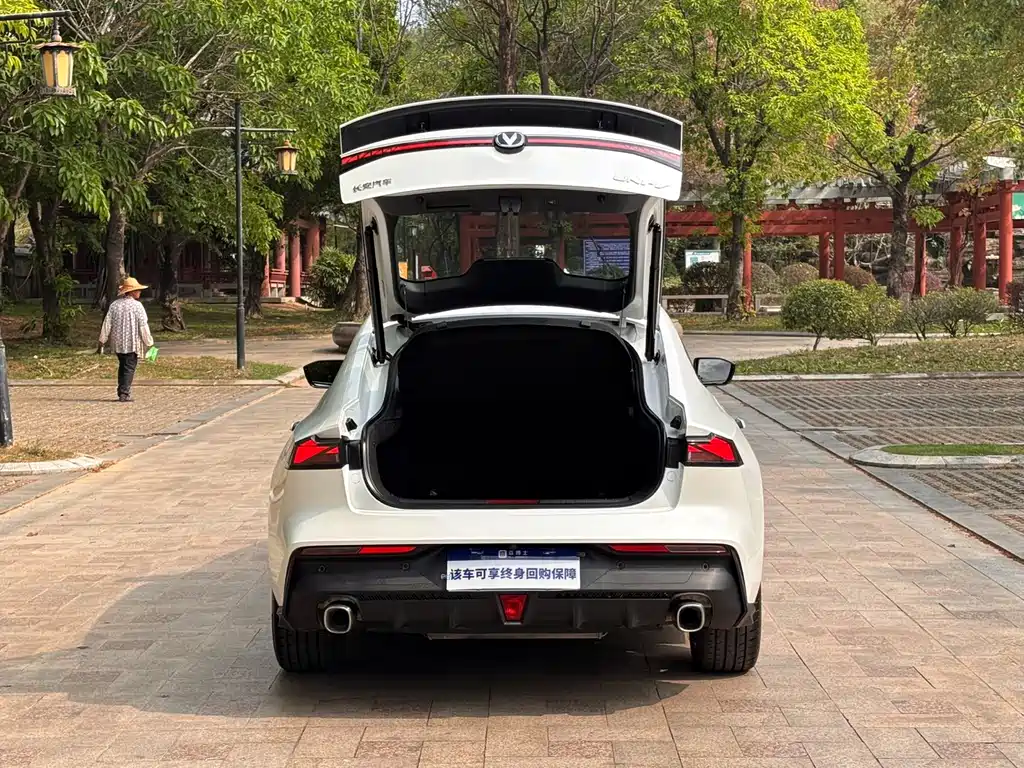 Changan UNI-V 2022 1.5T premium model купить на сайте DeffCars