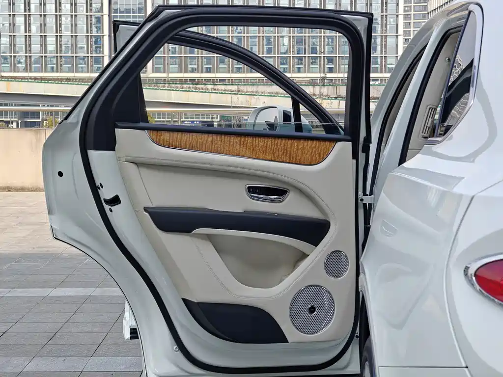 Bentayga 2022 4.0T V8 купить на сайте DeffCars