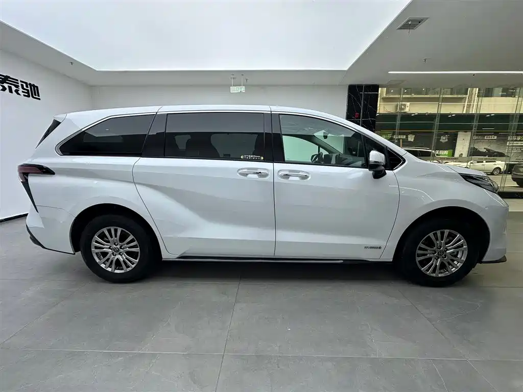 SIENNA 2021 2.5L Hybrid Deluxe Edition купить на сайте DeffCars