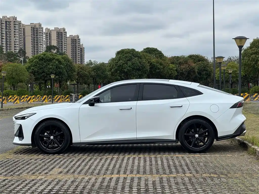 Changan UNI-V 2023 1.5T premium model купить на сайте DeffCars
