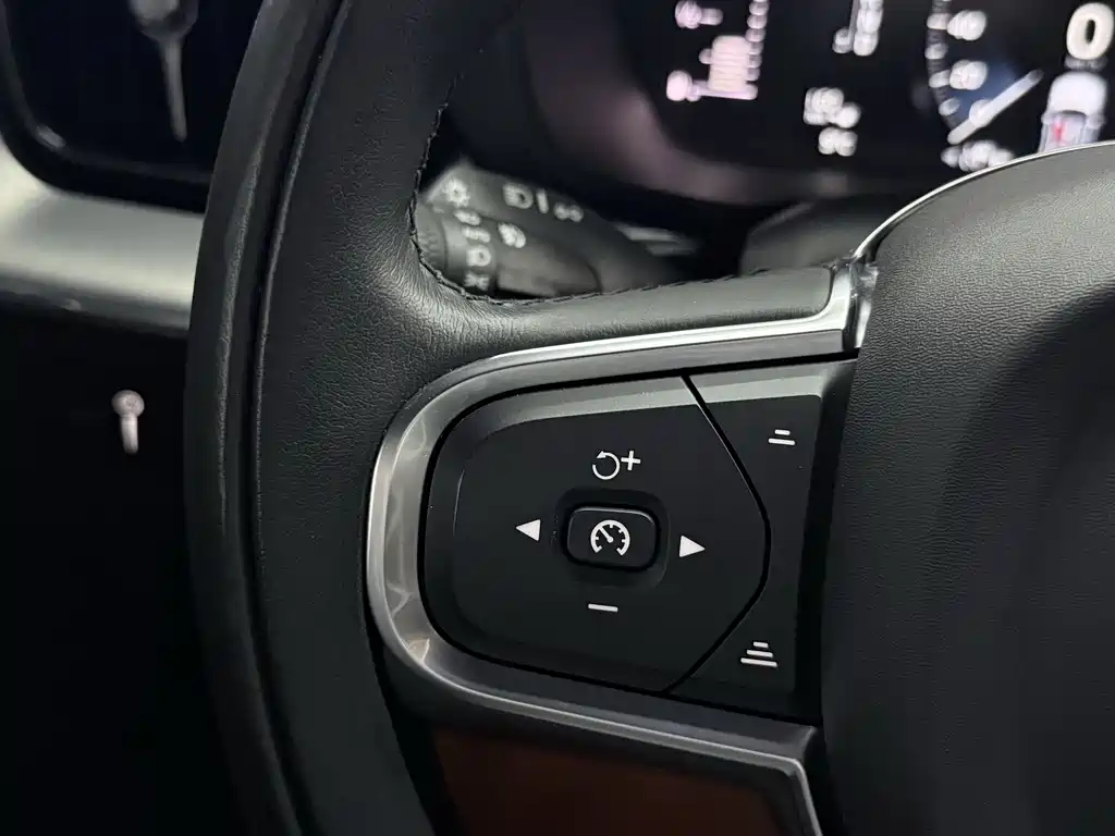 Volvo XC60 2021 T5 four-wheel drive Zhiyi Luxury Edition купить на сайте DeffCars
