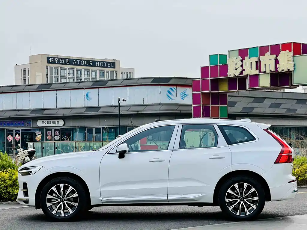 Volvo XC60 2025 B5 four-wheel drive Zhiyuan luxury version купить на сайте DeffCars