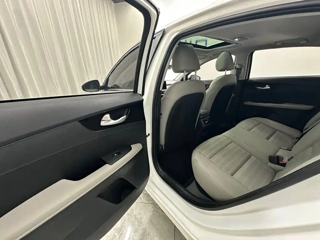 Kia K3 2023 1.5L CVT Deluxe Edition купить на сайте DeffCars