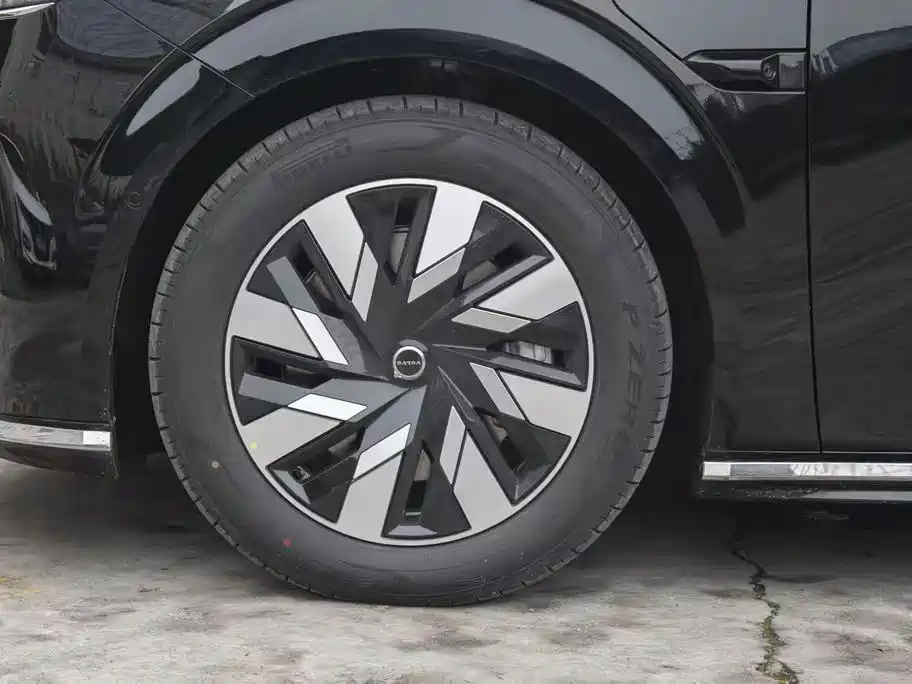 Volvo EM90 2025 Ultra six-seater купить на сайте DeffCars