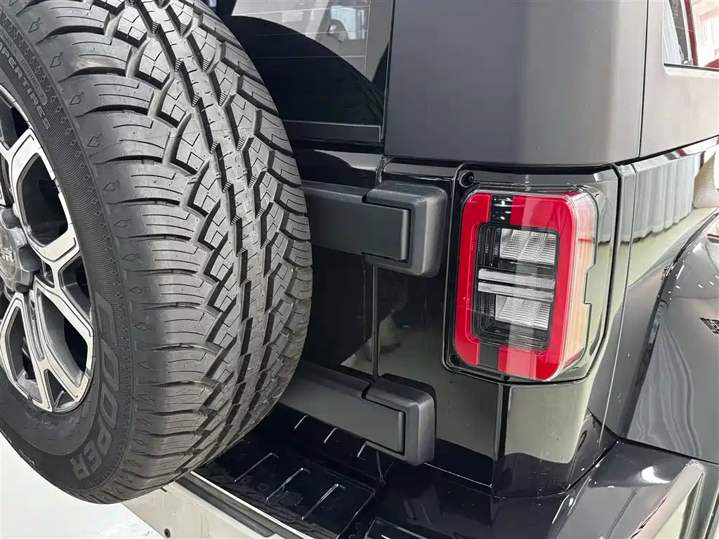 Beijing off-road BJ40 2023 2.0T automatic four-wheel drive city hunter version knight type купить на сайте DeffCars