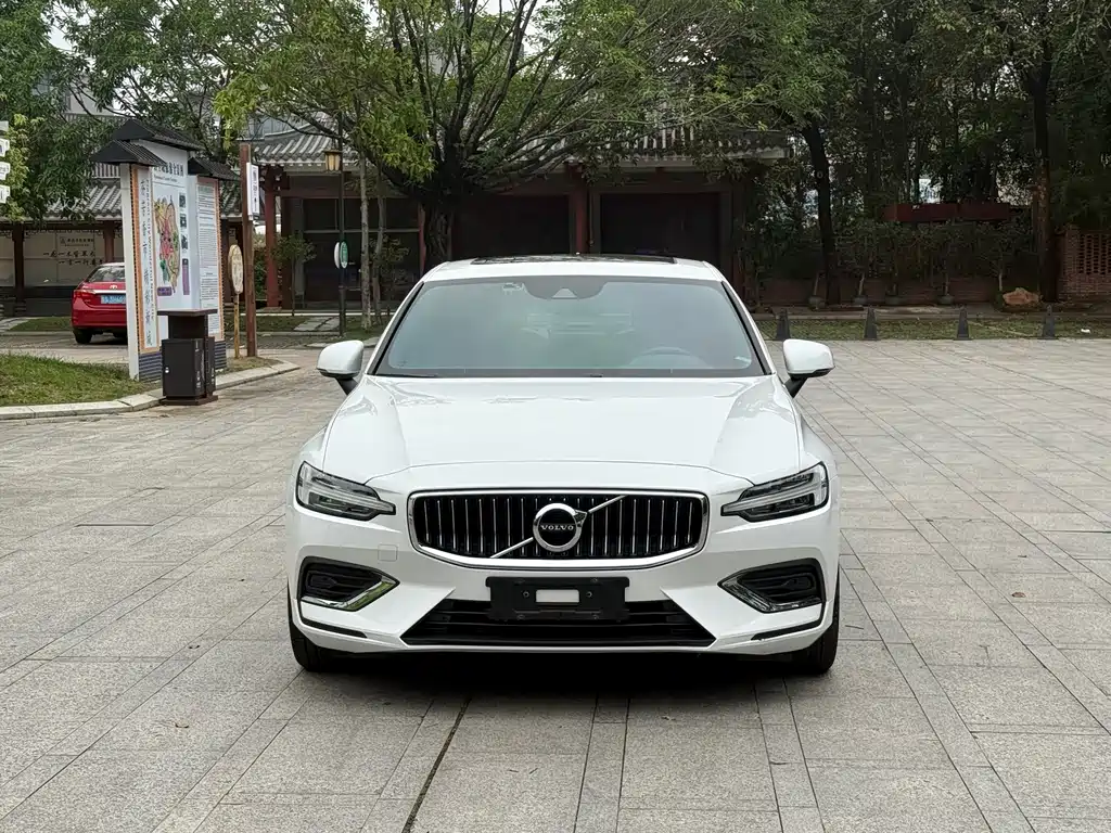 Volvo S60 2022 B4 Zhiyuan Luxury Edition купить на сайте DeffCars
