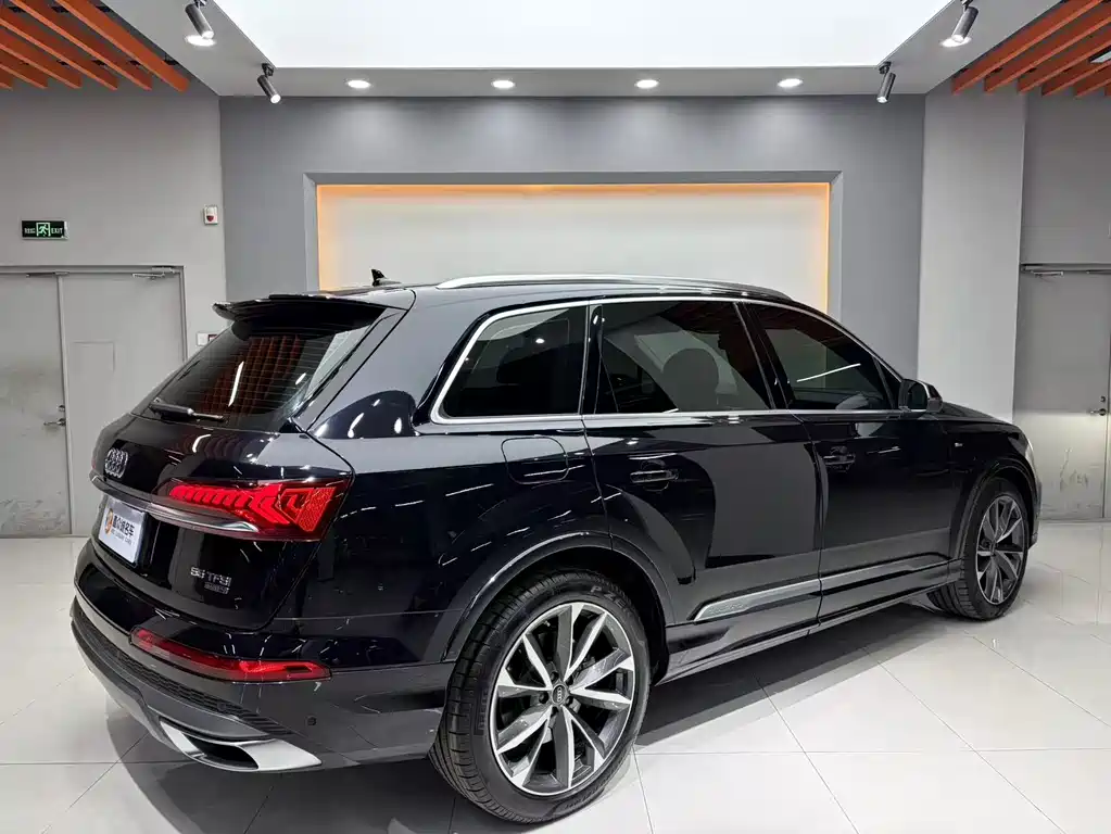 Audi Q7 2021 55 TFSI quattro S line sports version купить на сайте DeffCars
