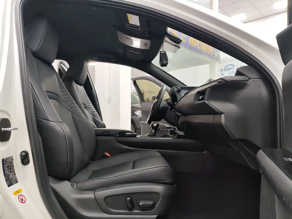 Lexus UX 2020 260h Detective Cool Edition National V купить на сайте DeffCars